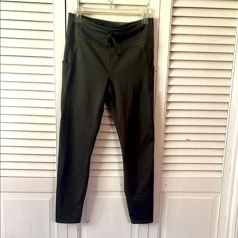 Fabletics UltraCool Army Green
Ankle length
Side pockets